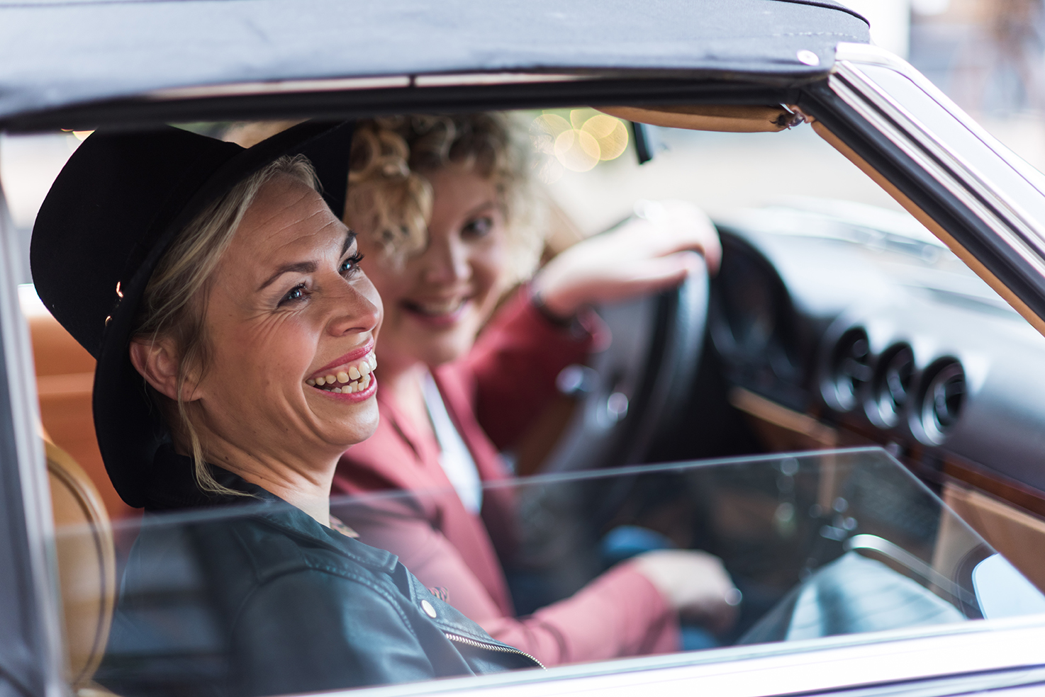vriendinnen zonder borsten, in gesprek over hun lichaam