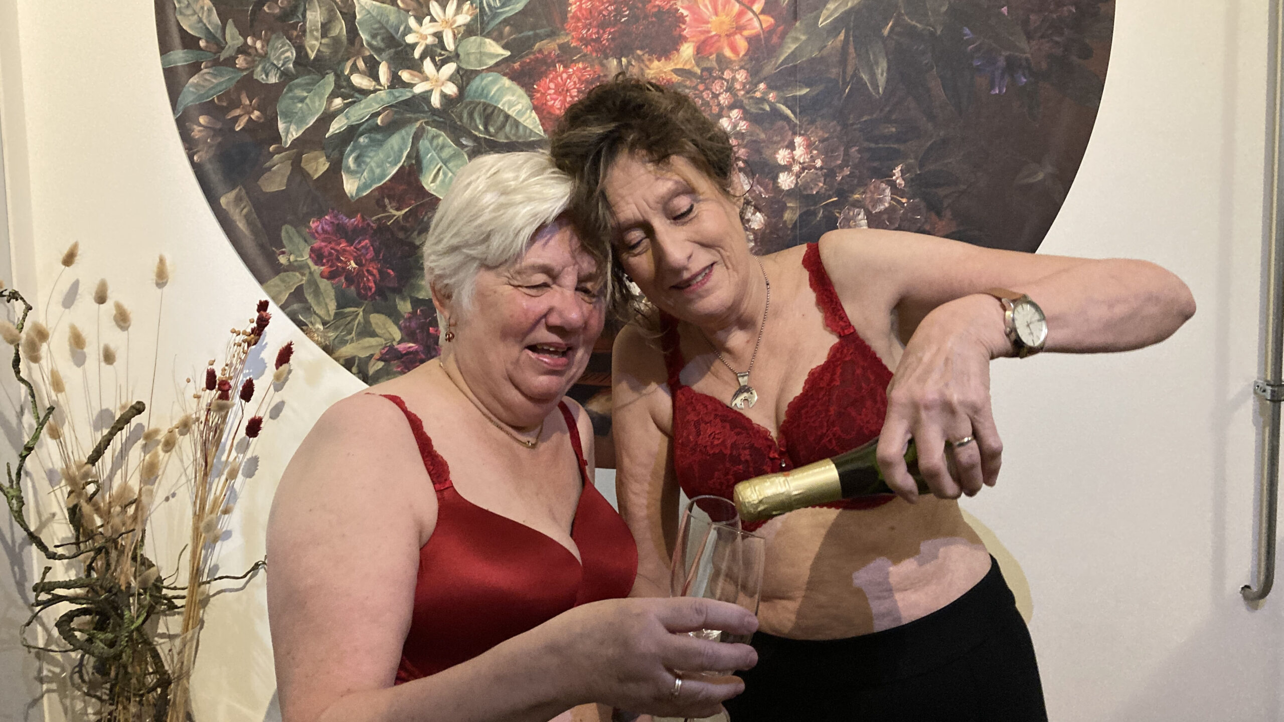 Els en Ineke ontdekken Feestelijke lingerie bij hun Qups