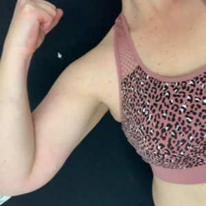 sterke vrouw met qups in sportbh