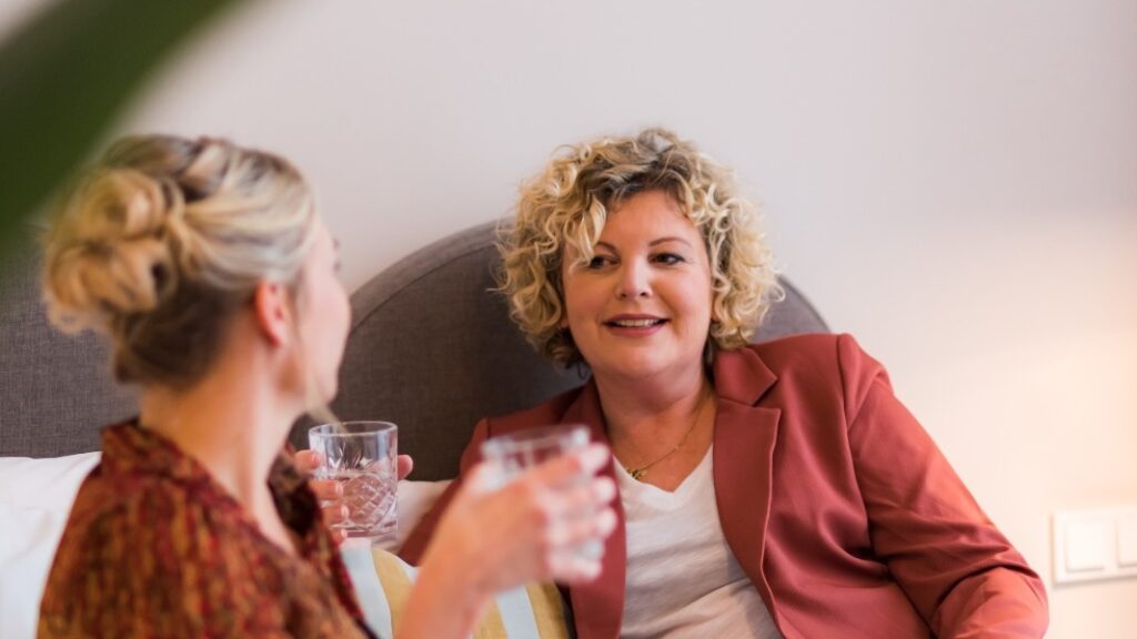 Beide vrouwen kregen de diagnose borstkanker en ondergingen een borstamputatie. Kim (34) en Sanne (54) vertellen hoe ze deze ingrijpende periode beleefden, welke keuzes ze maakten en vooral: welke tips ze hebben voor andere vrouwen die met een borstkankerdiagnose te maken krijgen.