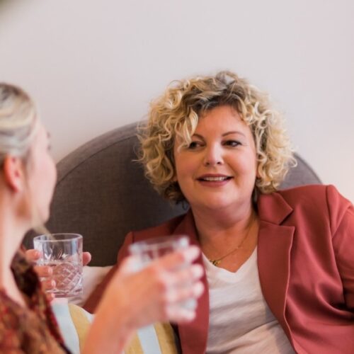 Beide vrouwen kregen de diagnose borstkanker en ondergingen een borstamputatie. Kim (34) en Sanne (54) vertellen hoe ze deze ingrijpende periode beleefden, welke keuzes ze maakten en vooral: welke tips ze hebben voor andere vrouwen die met een borstkankerdiagnose te maken krijgen.